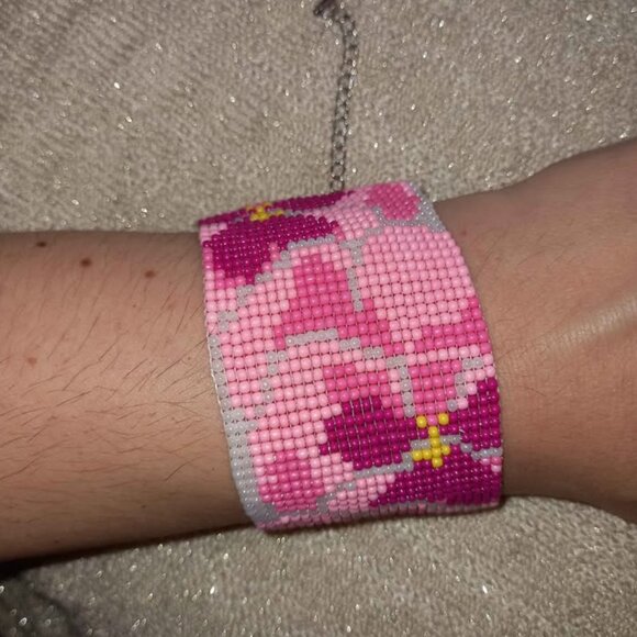 ✨ NWT Handmade Floral Beaded Cuff - Stainless Steel ✨ - Picture 3 of 9